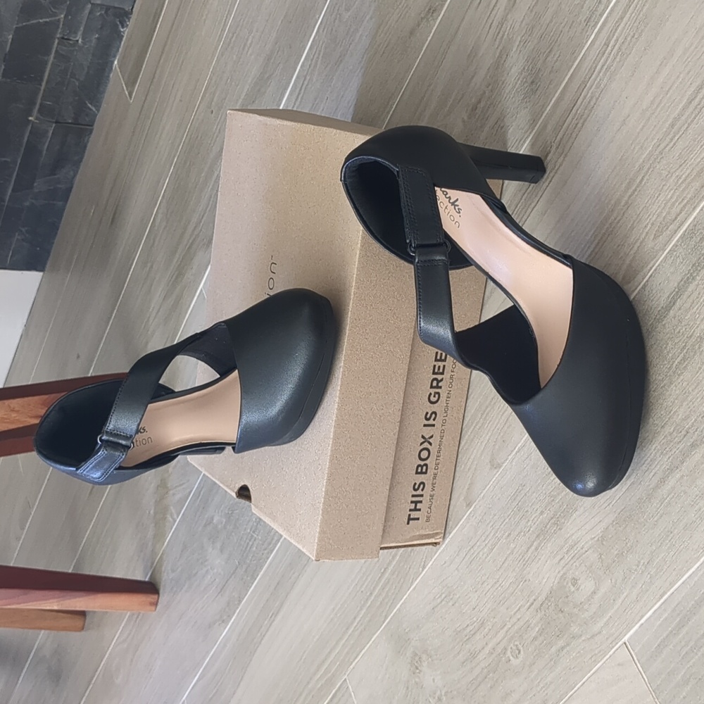 Clark's Collection black leather pumps